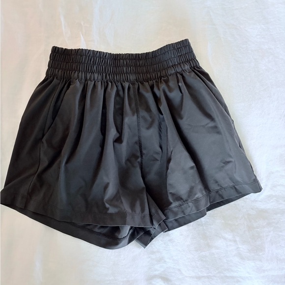 Vuori Villa Black Women's Shorts - Picture 3 of 3
